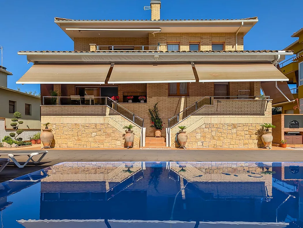 Exclusive luxury house facing Lake Banyoles with swimming pool and spacious interiors