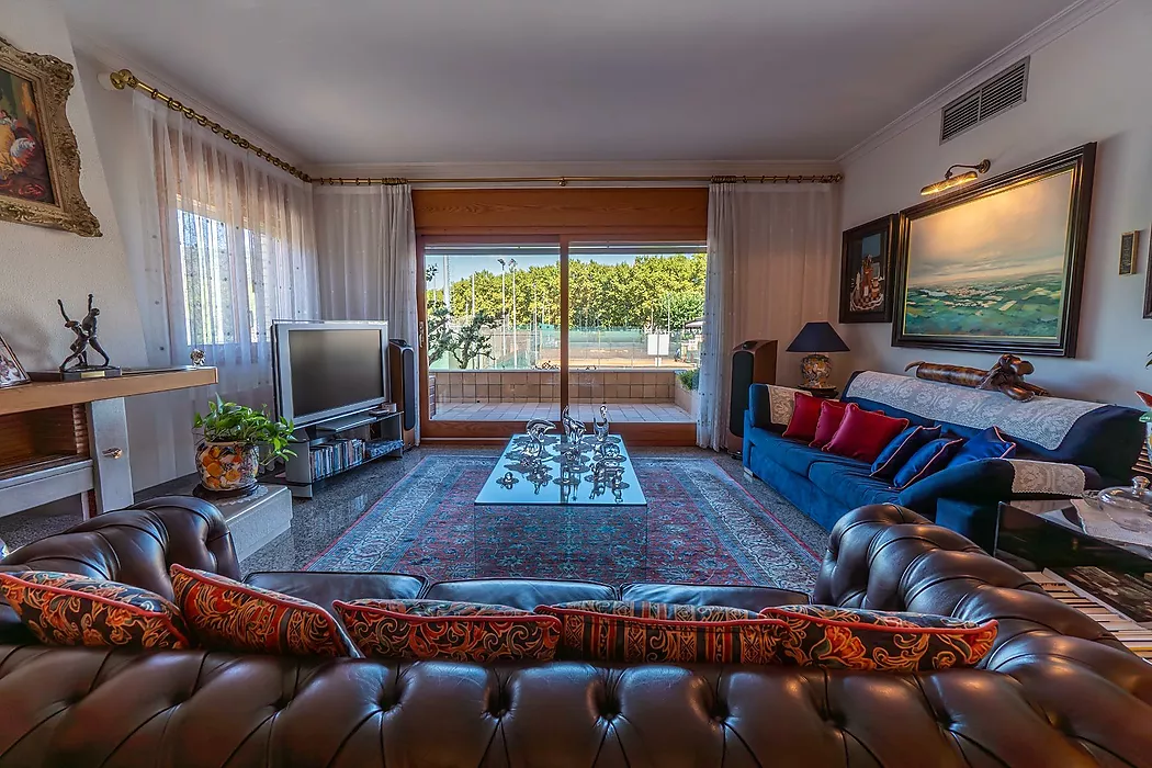 Exclusiva casa de lujo frente al lago de Banyoles con piscina y grandes espacios