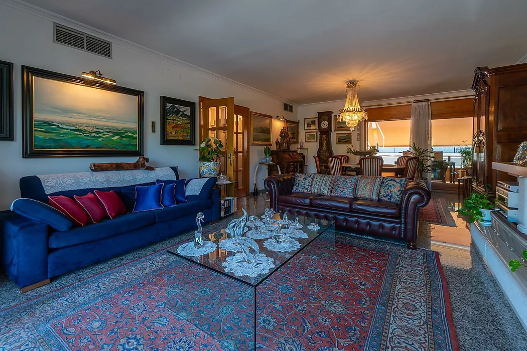 Exclusiva casa de lujo frente al lago de Banyoles con piscina y grandes espacios