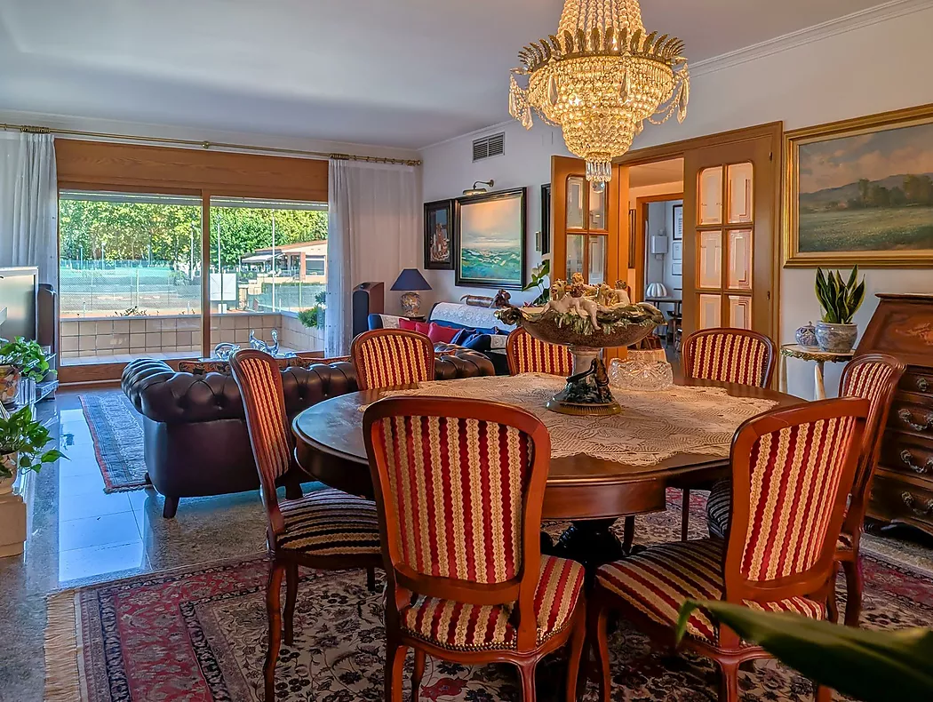 Exclusiva casa de lujo frente al lago de Banyoles con piscina y grandes espacios