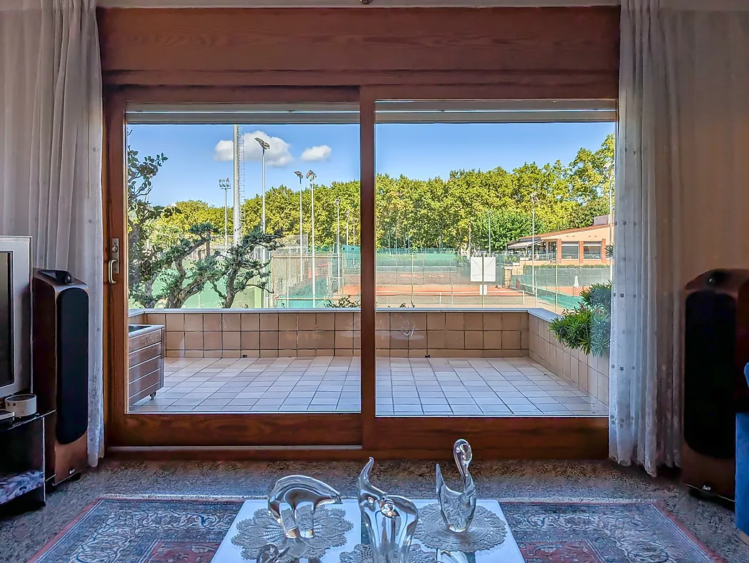 Exclusiva casa de lujo frente al lago de Banyoles con piscina y grandes espacios