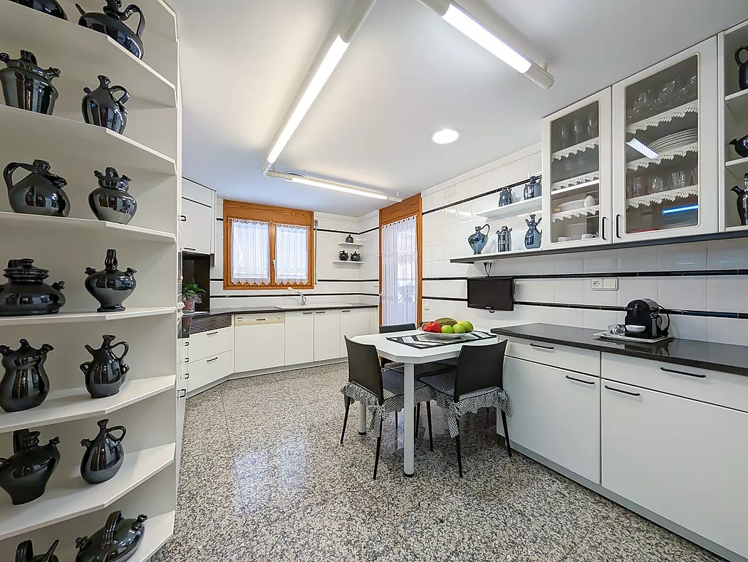 Exclusiva casa de lujo frente al lago de Banyoles con piscina y grandes espacios