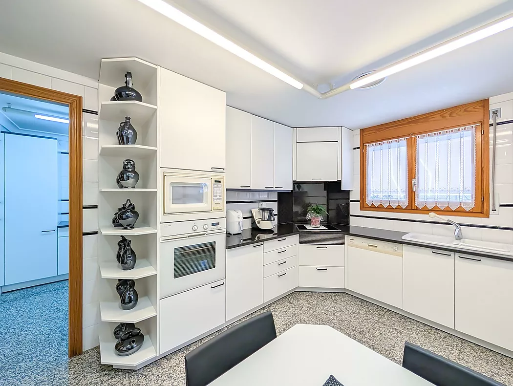 Exclusiva casa de lujo frente al lago de Banyoles con piscina y grandes espacios