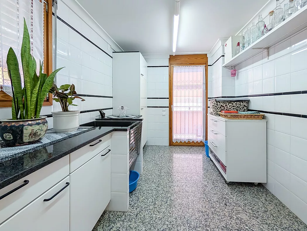 Exclusiva casa de lujo frente al lago de Banyoles con piscina y grandes espacios