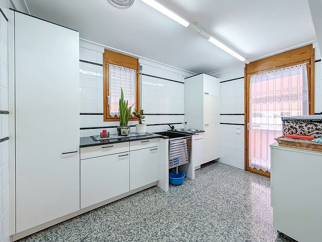 Exclusiva casa de lujo frente al lago de Banyoles con piscina y grandes espacios