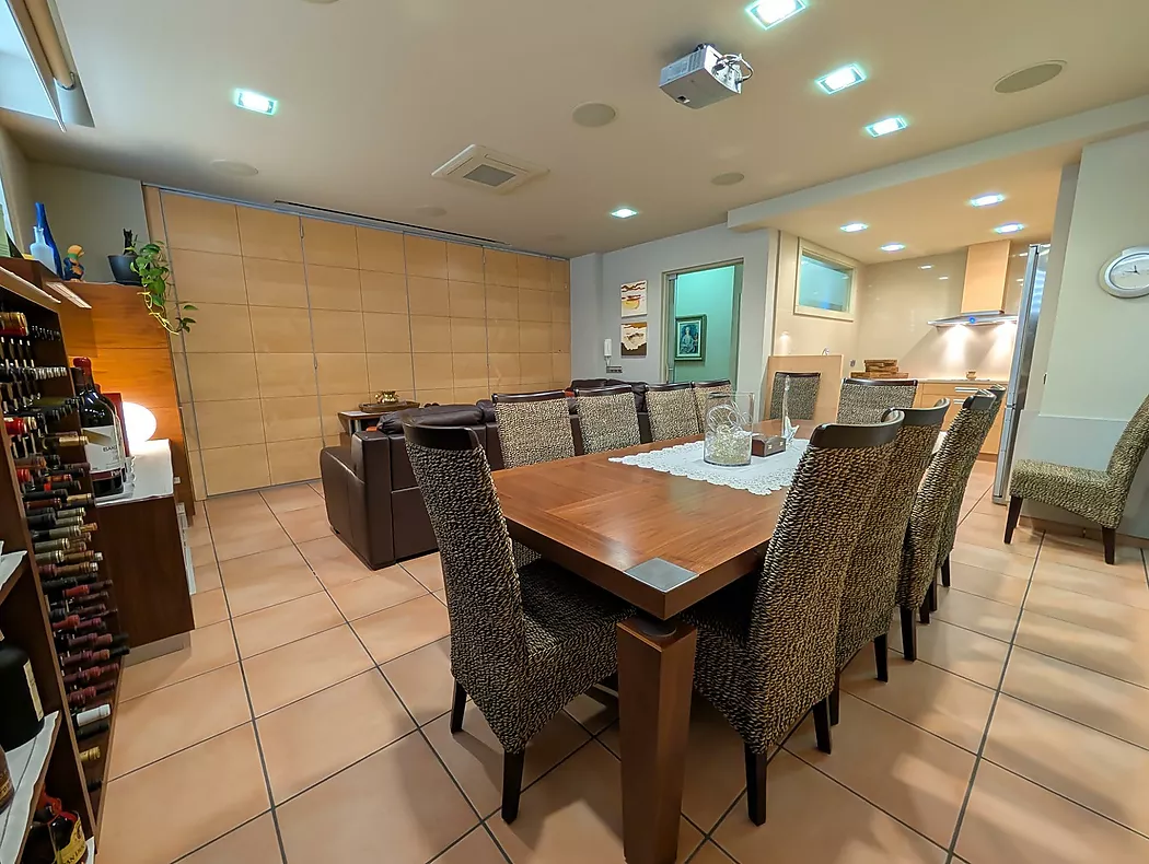 Exclusiva casa de lujo frente al lago de Banyoles con piscina y grandes espacios