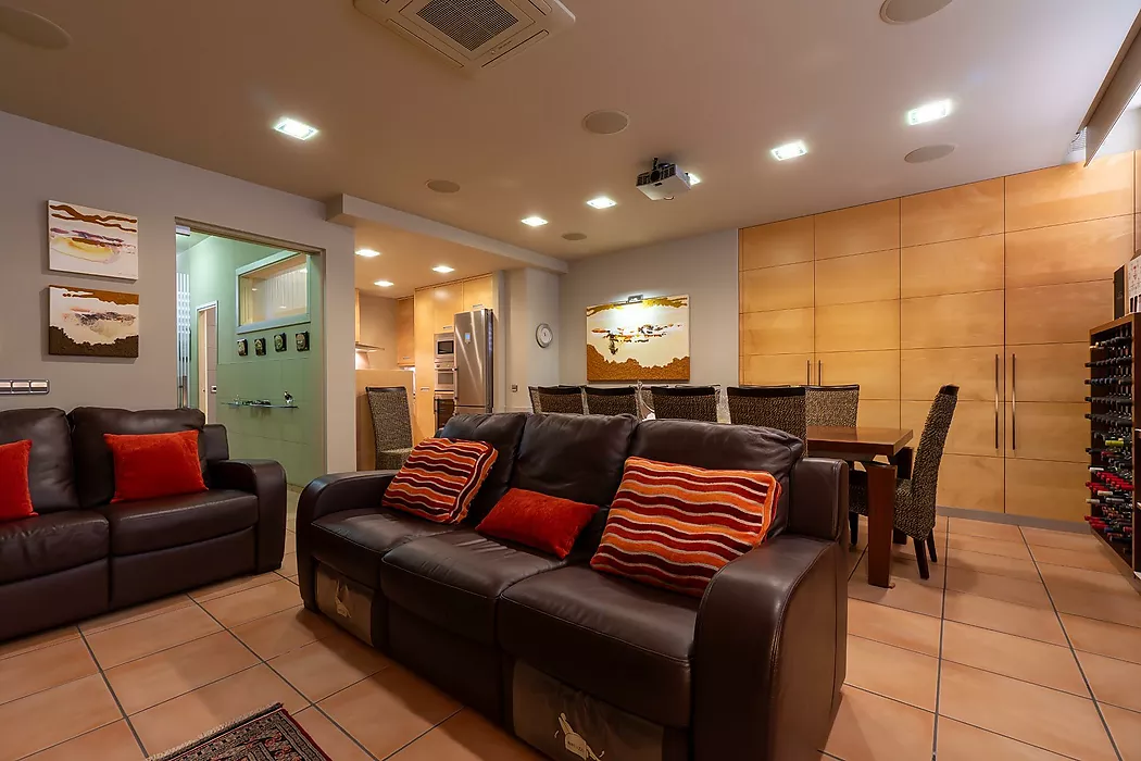 Exclusiva casa de lujo frente al lago de Banyoles con piscina y grandes espacios