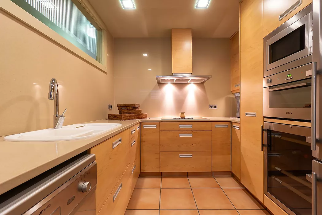 Exclusiva casa de lujo frente al lago de Banyoles con piscina y grandes espacios