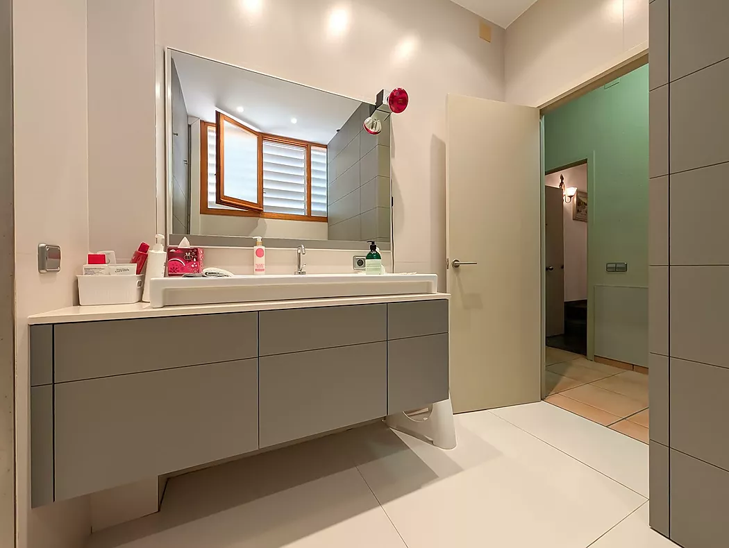 Exclusiva casa de lujo frente al lago de Banyoles con piscina y grandes espacios