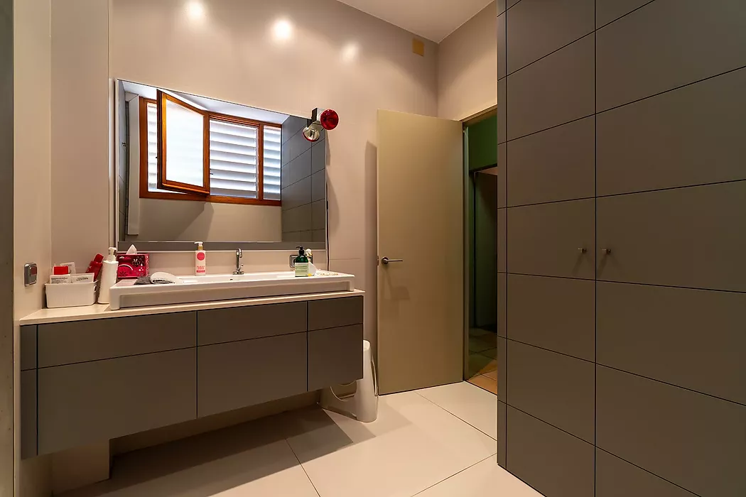 Exclusiva casa de lujo frente al lago de Banyoles con piscina y grandes espacios