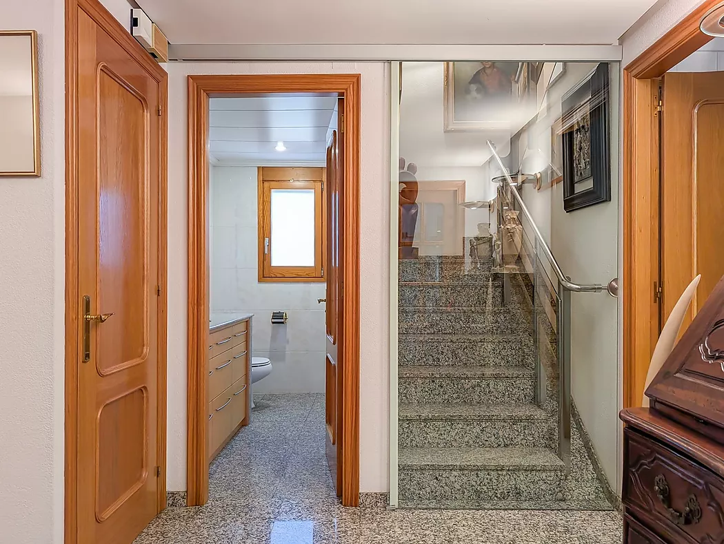 Exclusiva casa de lujo frente al lago de Banyoles con piscina y grandes espacios