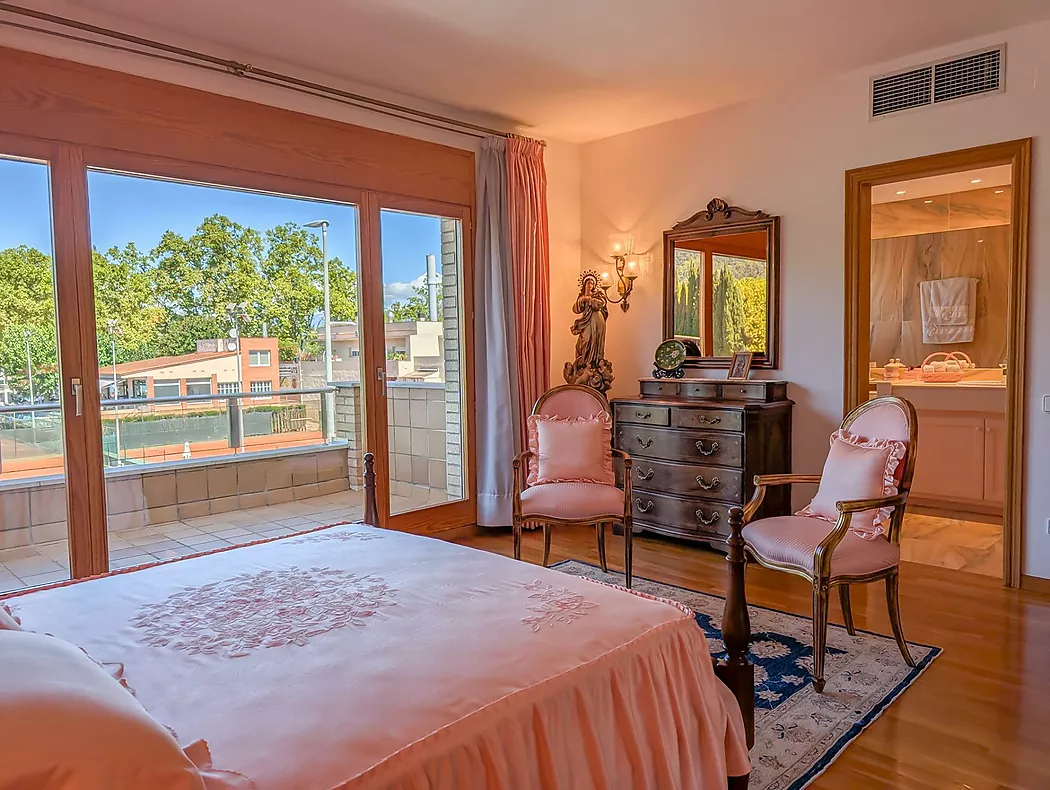 Exclusiva casa de lujo frente al lago de Banyoles con piscina y grandes espacios