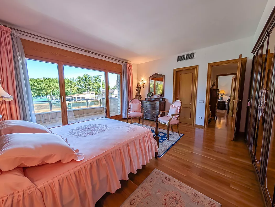 Exclusiva casa de lujo frente al lago de Banyoles con piscina y grandes espacios