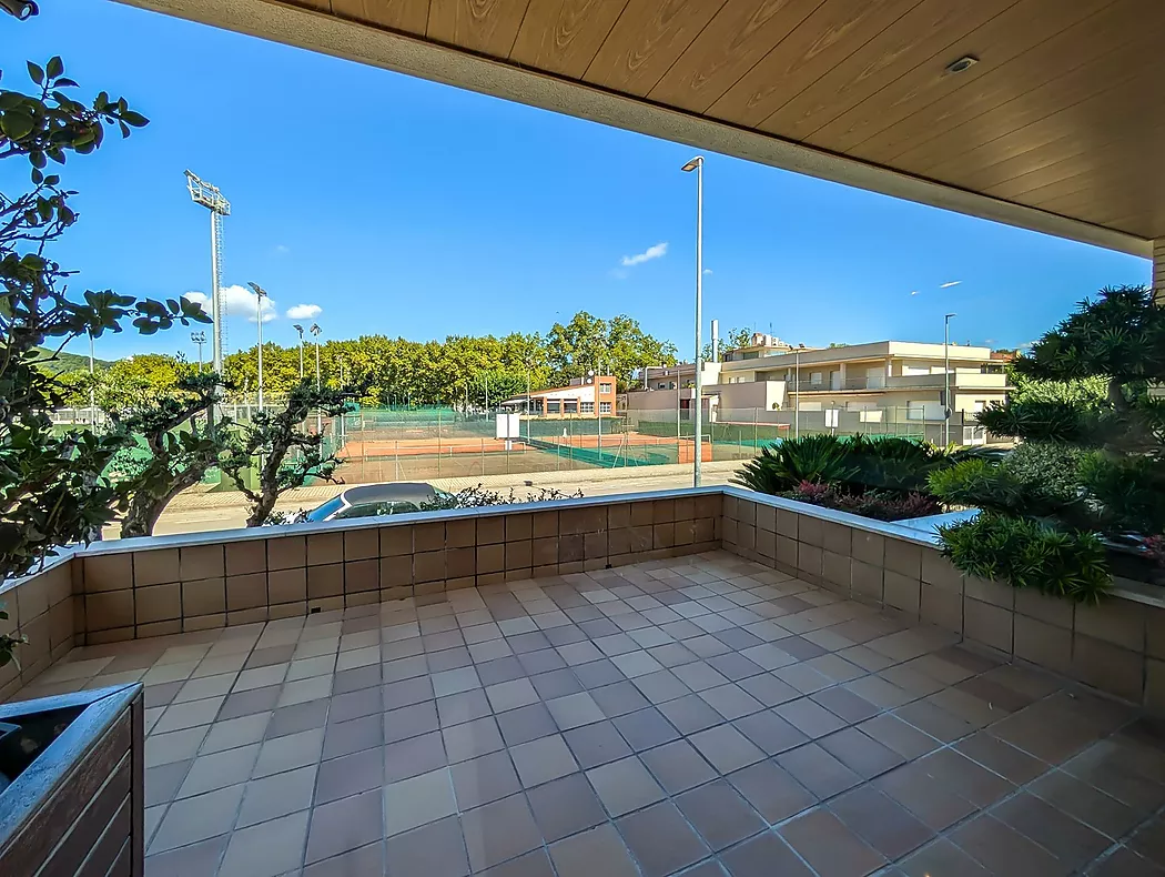 Exclusiva casa de lujo frente al lago de Banyoles con piscina y grandes espacios