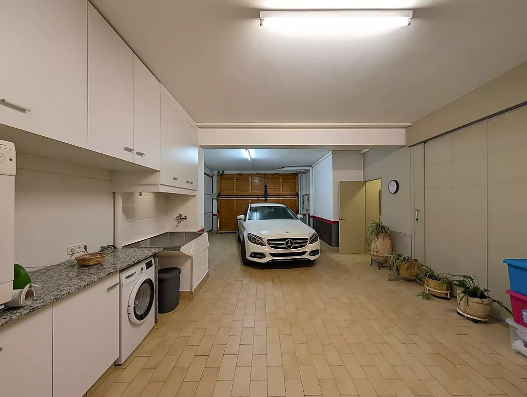 Exclusiva casa de lujo frente al lago de Banyoles con piscina y grandes espacios