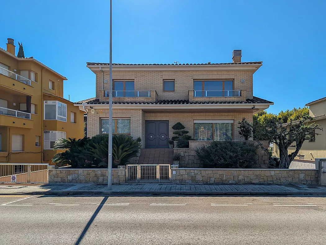 Exclusiva casa de lujo frente al lago de Banyoles con piscina y grandes espacios