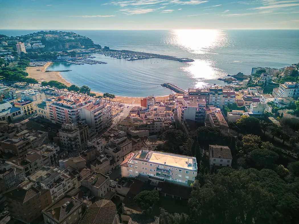 Ground floor with large central garden.- Sant Feliu de Guíxols