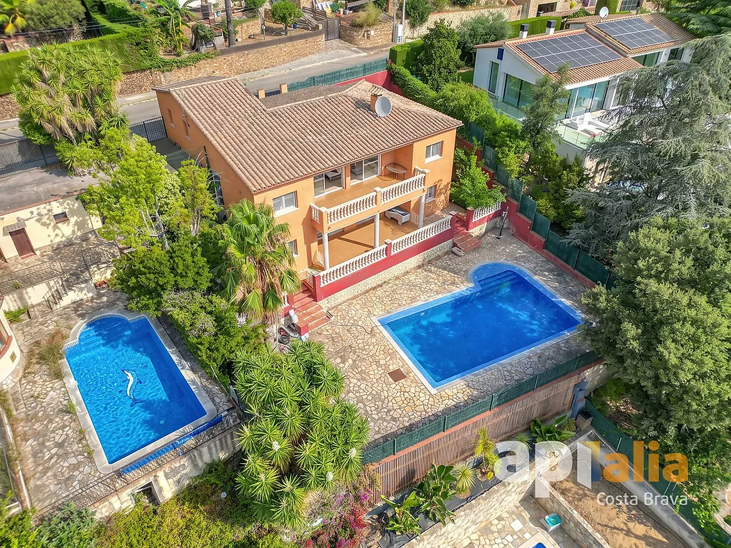 Spectacular independent villa with pool and garden in the exclusive Vescomtat urbanization of Cabanyes (Calonge)