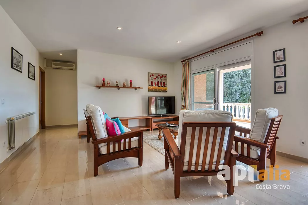 Spectacular independent villa with pool and garden in the exclusive Vescomtat urbanization of Cabanyes (Calonge)