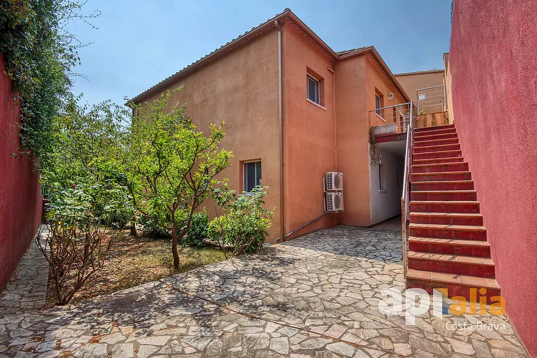 Spectacular independent villa with pool and garden in the exclusive Vescomtat urbanization of Cabanyes (Calonge)