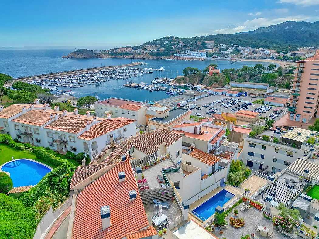 PENTHOUSE WITH TERRACE AND POOL 5 MINUTES FROM THE BEACH