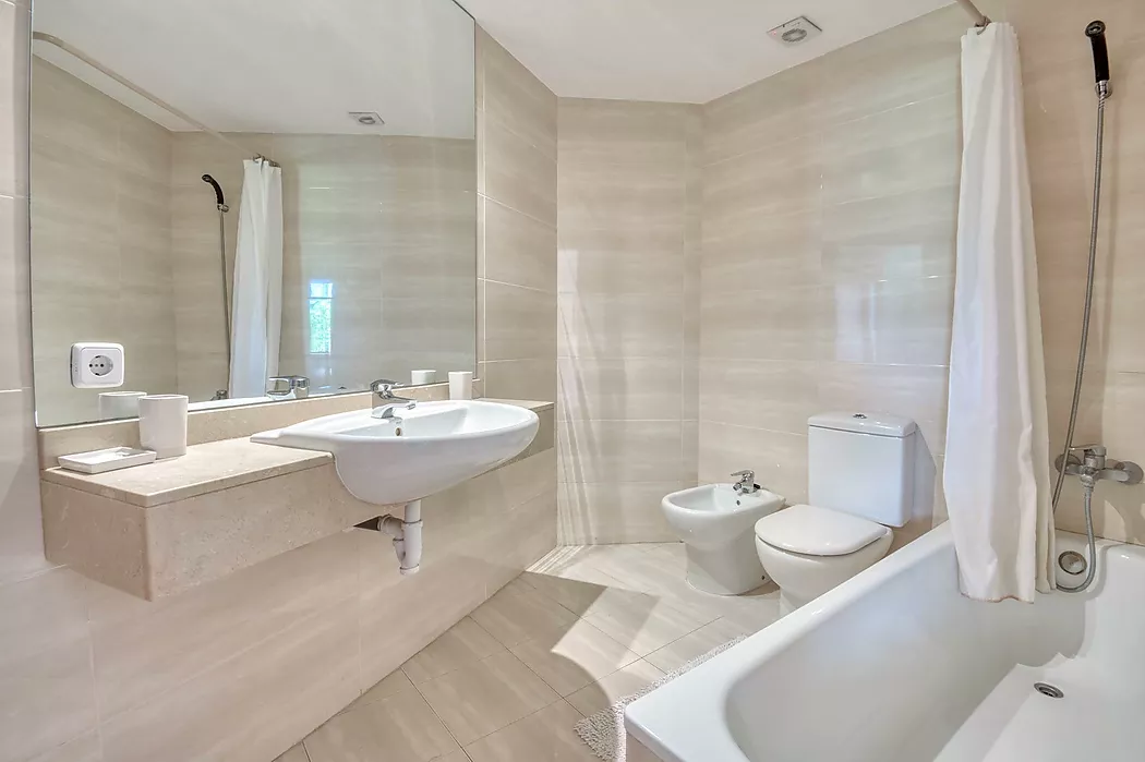 PENTHOUSE WITH TERRACE AND POOL 5 MINUTES FROM THE BEACH