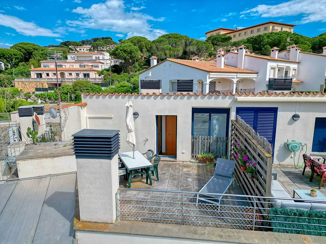 PENTHOUSE WITH TERRACE AND POOL 5 MINUTES FROM THE BEACH