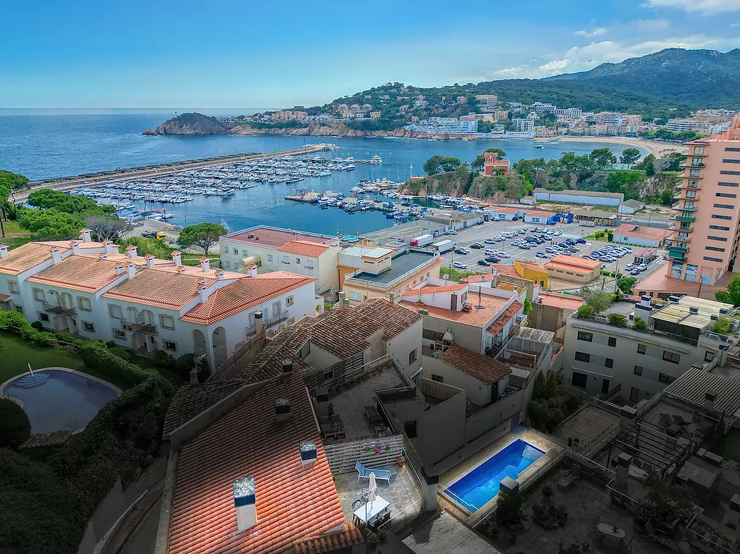 PENTHOUSE WITH TERRACE AND POOL 5 MINUTES FROM THE BEACH