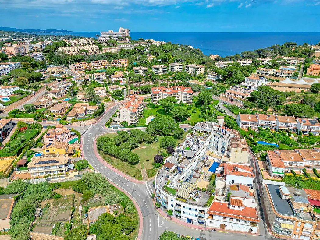 PENTHOUSE WITH TERRACE AND POOL 5 MINUTES FROM THE BEACH