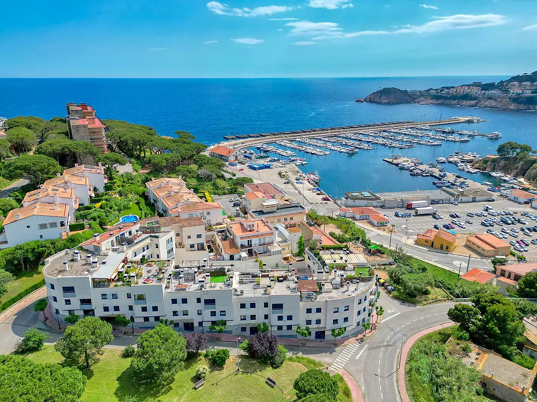 PENTHOUSE WITH TERRACE AND POOL 5 MINUTES FROM THE BEACH