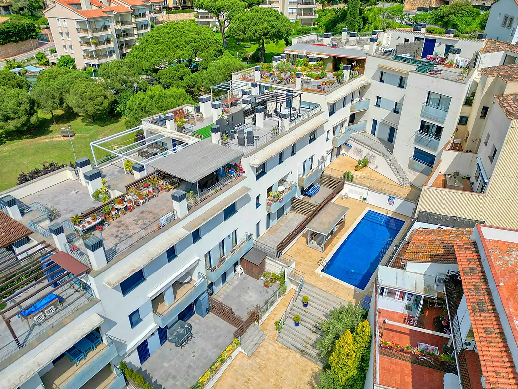 PENTHOUSE WITH TERRACE AND POOL 5 MINUTES FROM THE BEACH