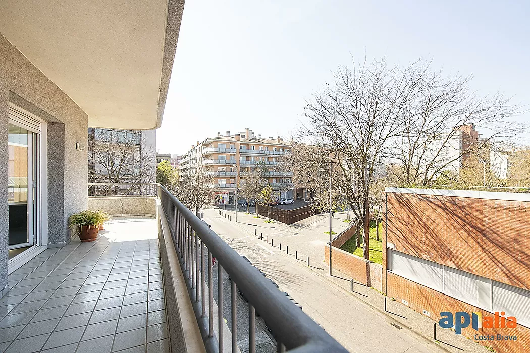 Atractiu pis amb terrassa a la zona de la Devesa de Girona