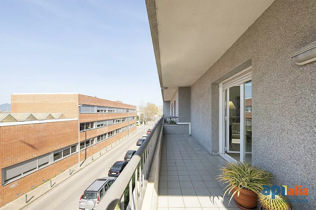 Atractiu pis amb terrassa a la zona de la Devesa de Girona
