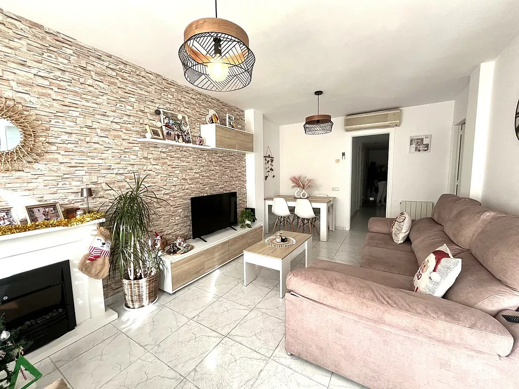 Bright apartment with communal terrace and balcony in a fully serviced area