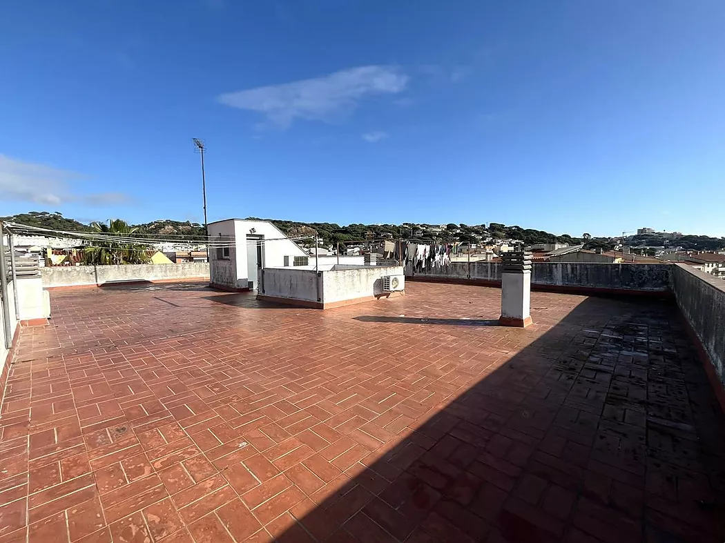Bright apartment with communal terrace and balcony in a fully serviced area