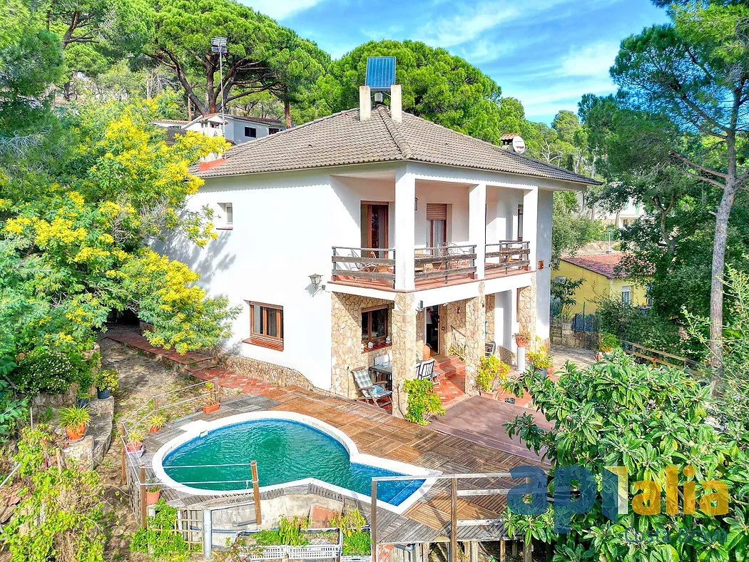Casa aillada amb 6 habitacions, urbanitzaci&oacute; Casa Nova