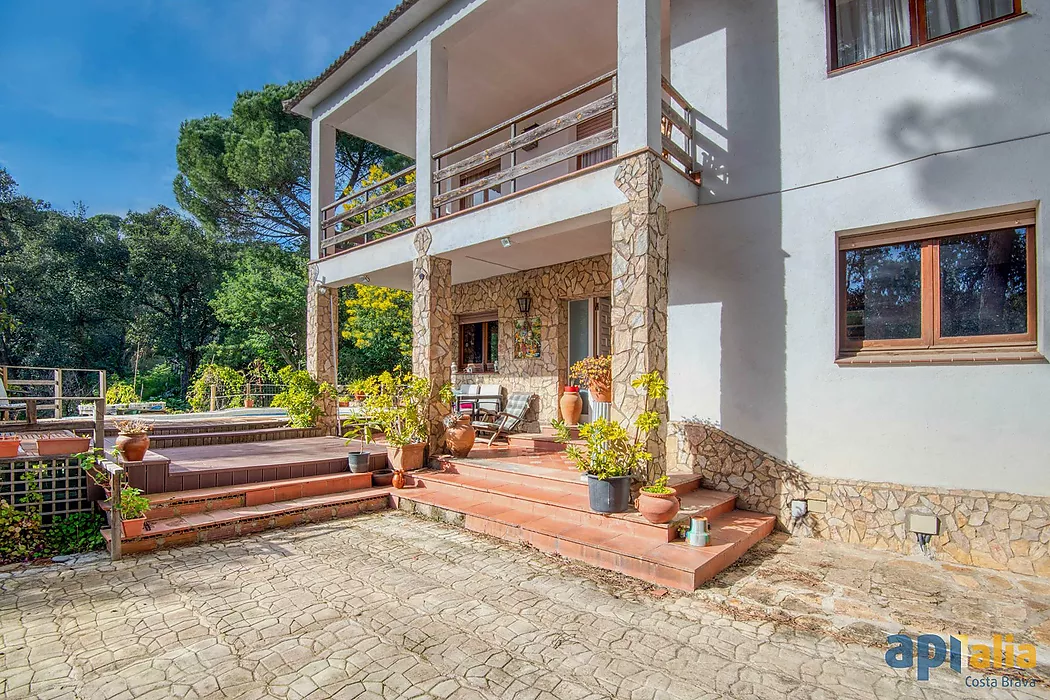 Casa aillada amb 6 habitacions, urbanització Casa Nova