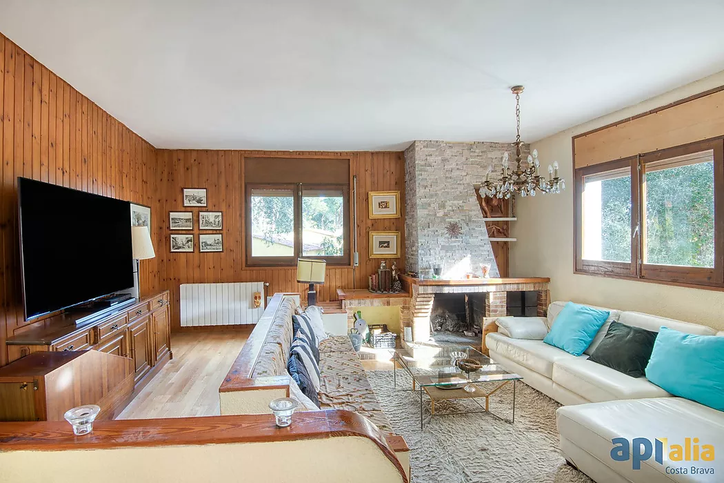 Casa aillada amb 6 habitacions, urbanització Casa Nova