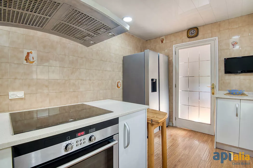 Casa aillada amb 6 habitacions, urbanització Casa Nova