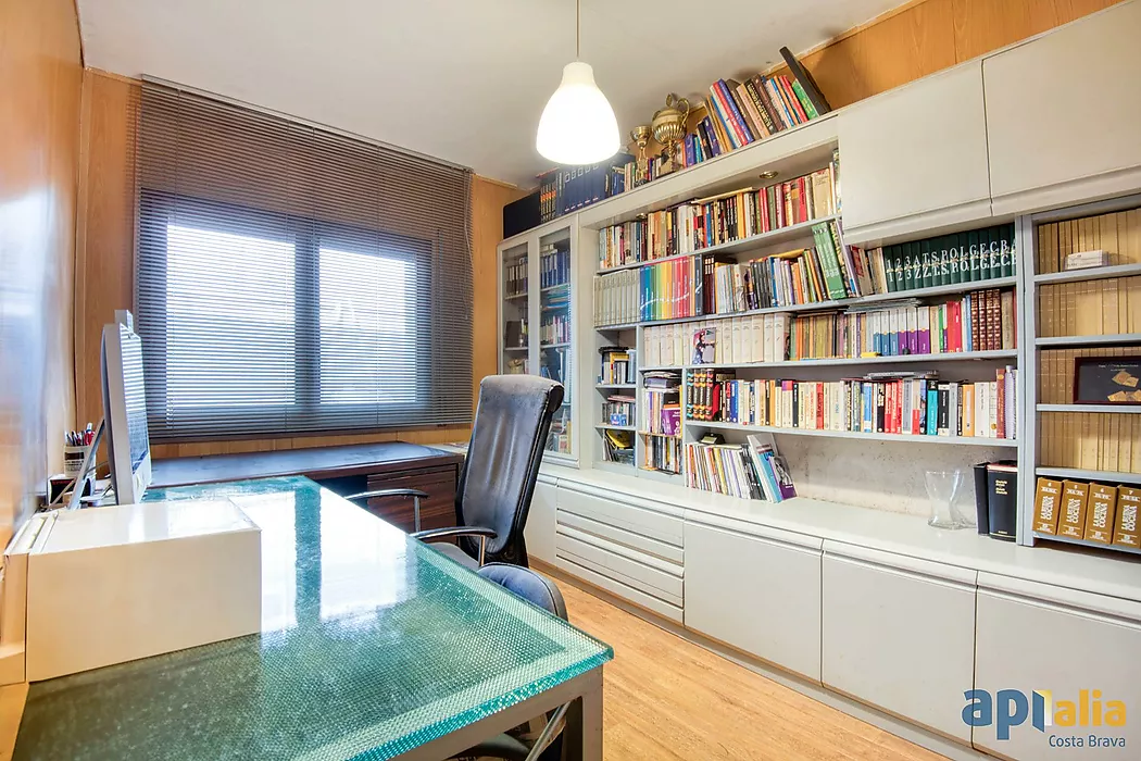Casa aillada amb 6 habitacions, urbanització Casa Nova