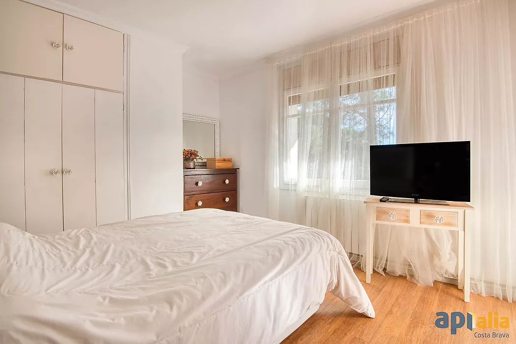Casa aillada amb 6 habitacions, urbanització Casa Nova