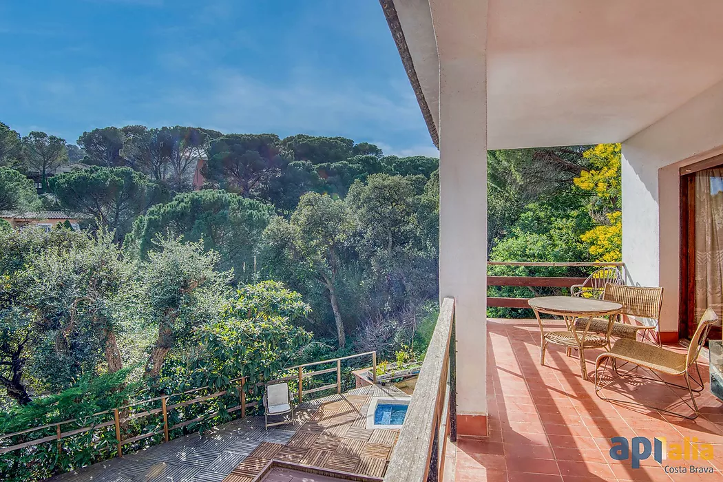 Casa aillada amb 6 habitacions, urbanització Casa Nova