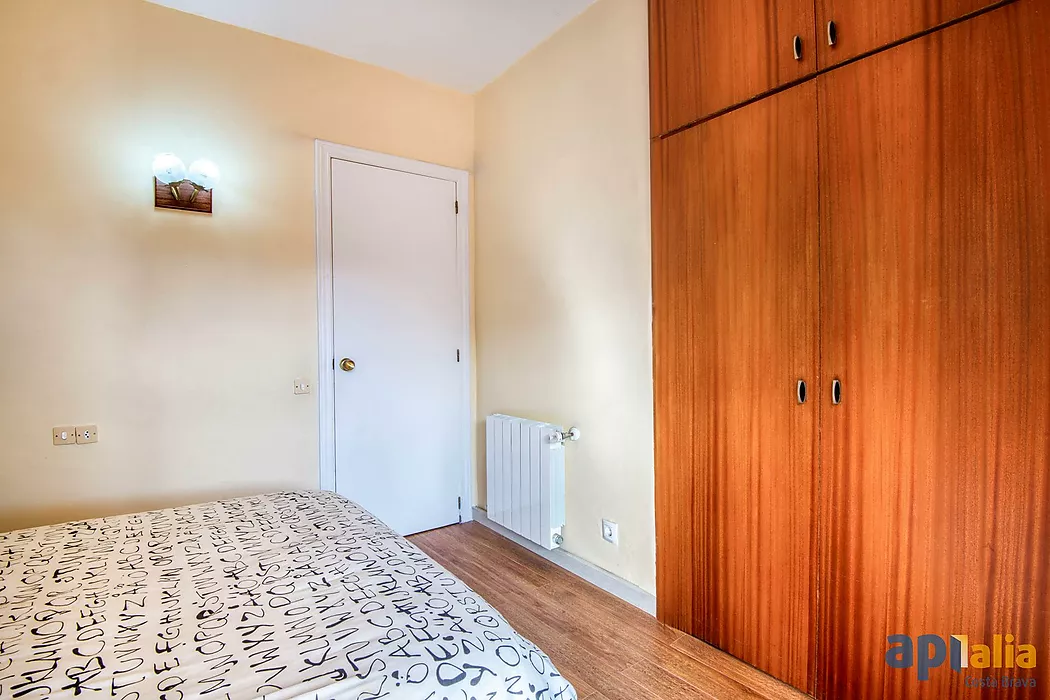 Casa aillada amb 6 habitacions, urbanització Casa Nova