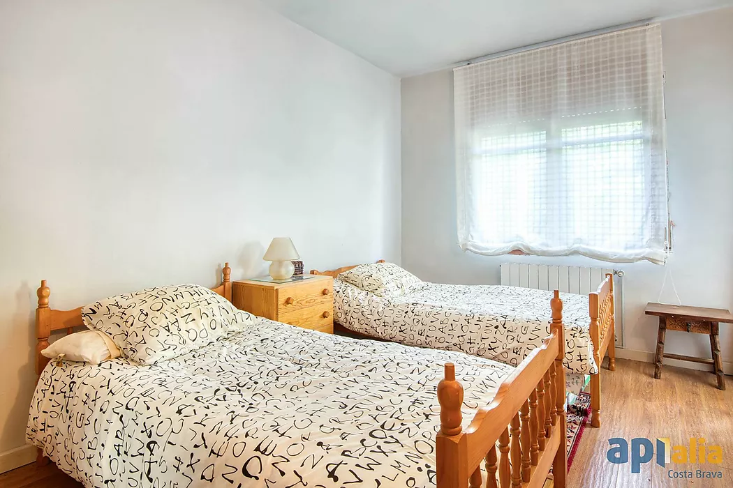 Casa aillada amb 6 habitacions, urbanització Casa Nova