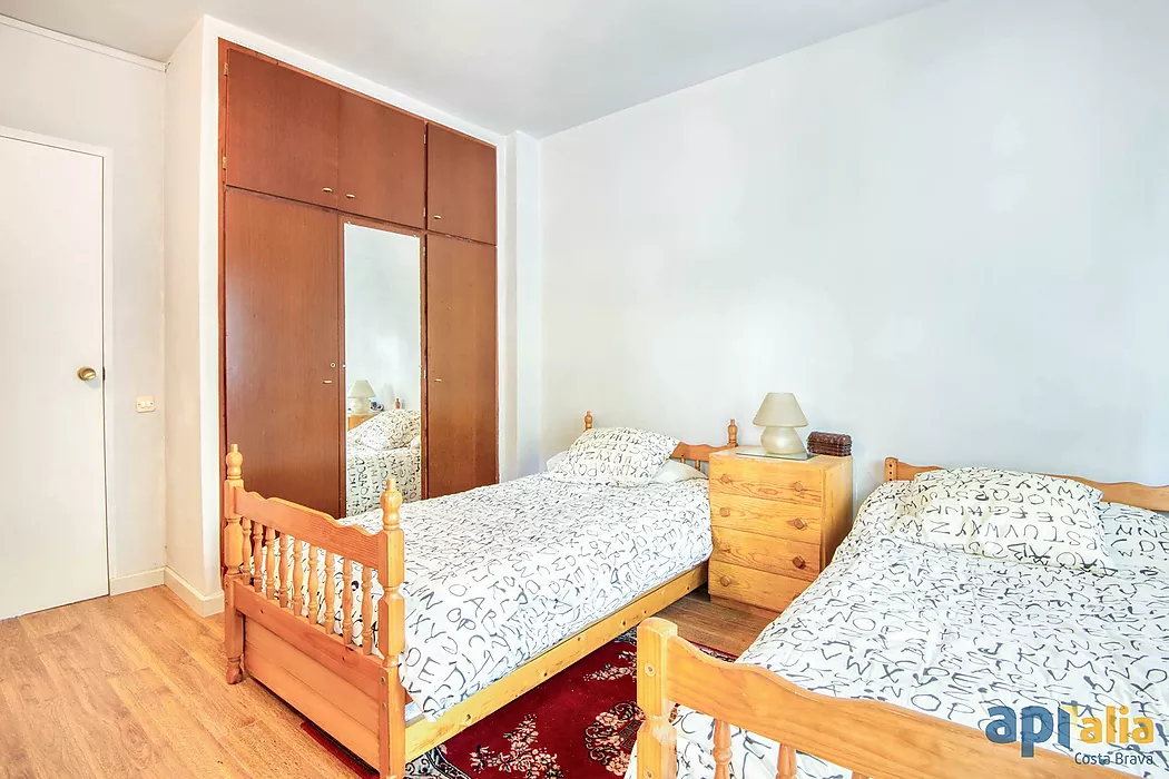 Casa aillada amb 6 habitacions, urbanització Casa Nova