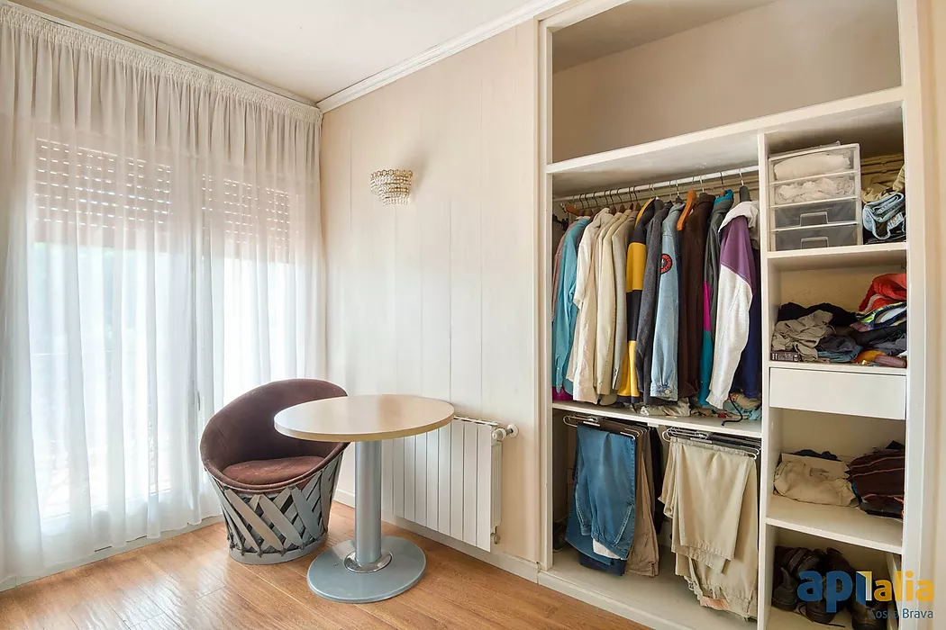 Casa aillada amb 6 habitacions, urbanització Casa Nova