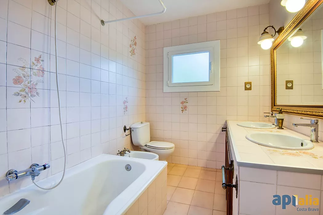 Casa aillada amb 6 habitacions, urbanització Casa Nova