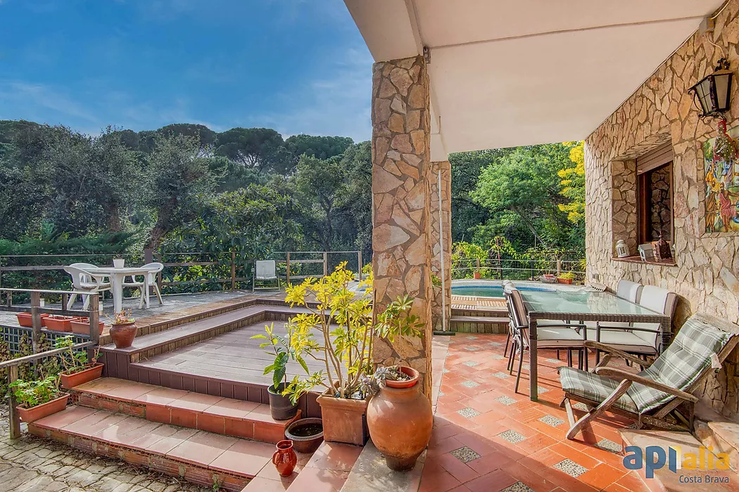 Casa aillada amb 6 habitacions, urbanització Casa Nova