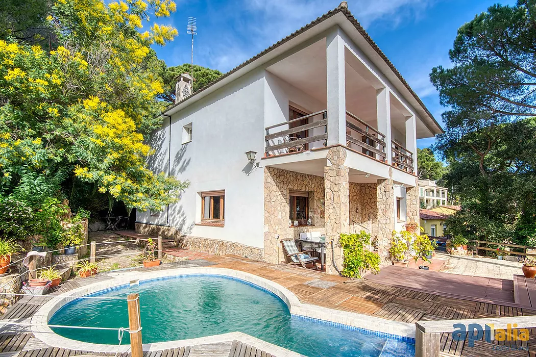 Casa aillada amb 6 habitacions, urbanització Casa Nova