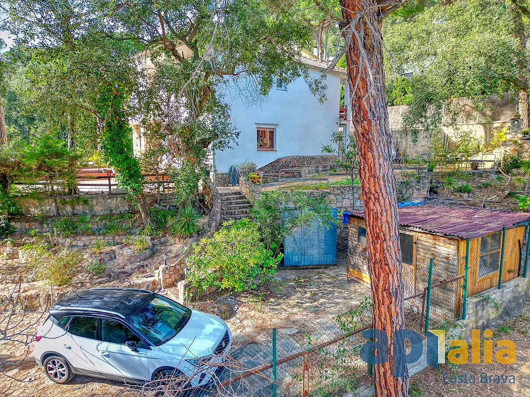 Casa aillada amb 6 habitacions, urbanització Casa Nova